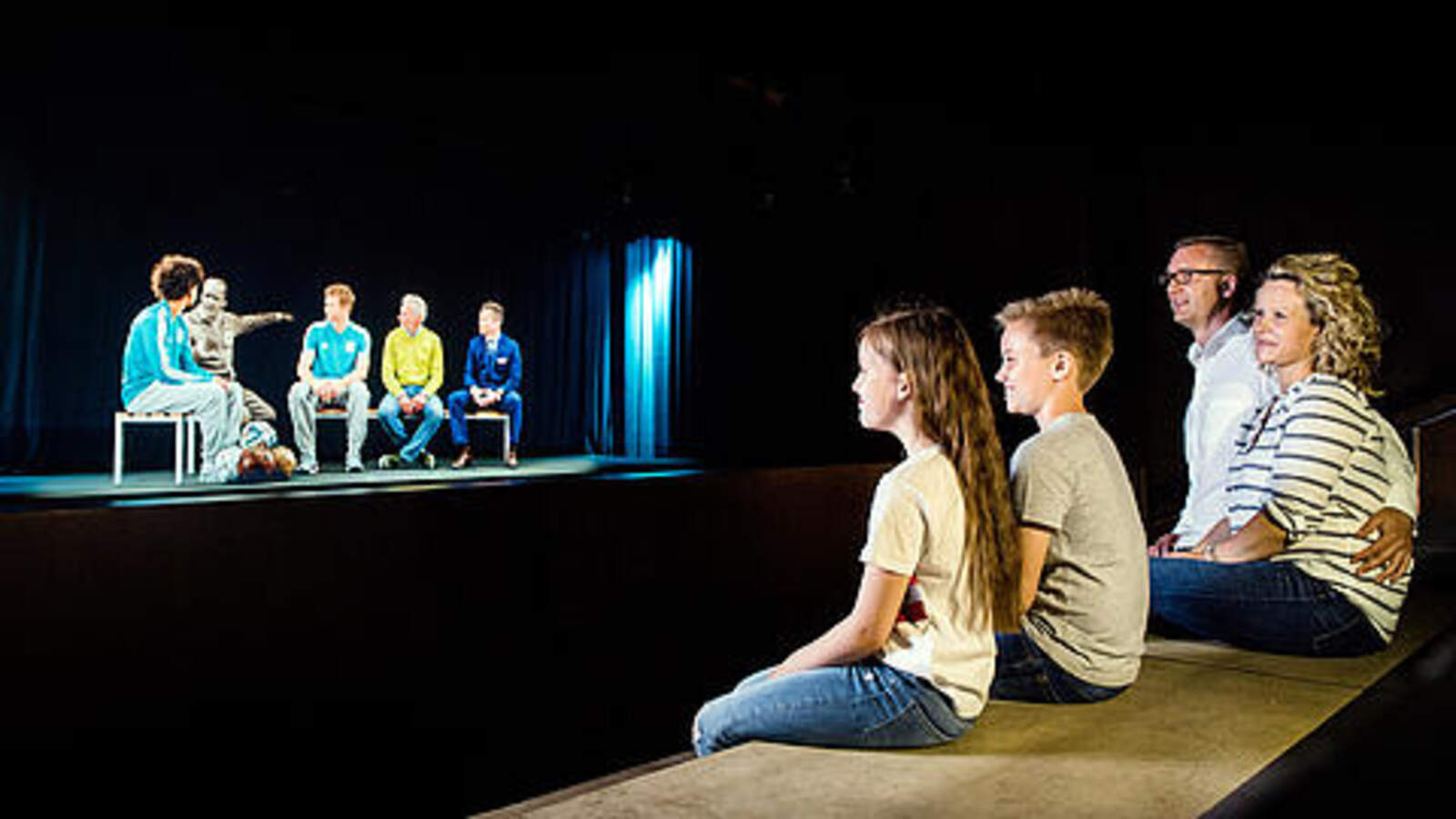 Eine Familie sitzt im 3D-Kino im Deutschen Fußballmuseum