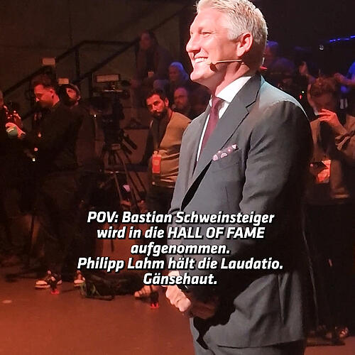 Video by Deutsches Fußballmuseum on August 18, 2026. May be an image of one or more people, microphone, crowd and text that says 'POV: Bastian Schweinsteiger wird in die HALL OF FAME aufgenommen. Philipp Lahm hält die Laudatio. Gänsehaut.'.