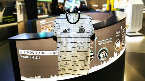 nationalmannschaft-trikot-auktion-kinderglueck.jpg