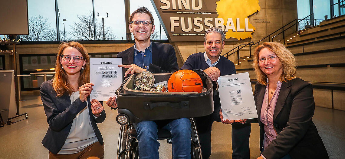 Barrierefrei geprüft - Urkunde fürs Fußballmuseum Museumsdirektor Manuel Neukirchner und Dr. Henry Wahlig nahmen die Urkunde entgegen