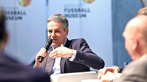 manuel-neukirchner-direktor-fussballmuseum-gespraech.JPG