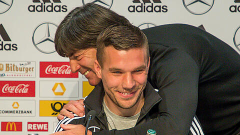 lukas-podolski-joachim-loew-abschiedsspiel-laenderspiel-pk.jpg