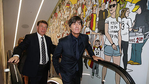 joachim-loew-fussballmuseum-rolltreppe.jpg