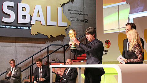 joachim-loew-fussballmuseum-wm-pokal.JPG