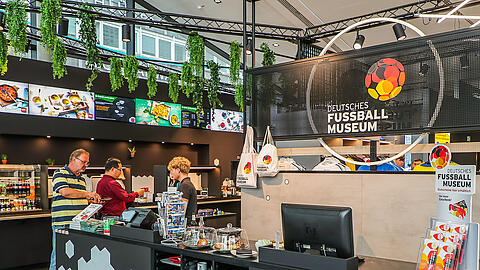 gastronomie-essen-trinken-fussballmuseum-shop-und-bistro-genuss-kasse.jpg
