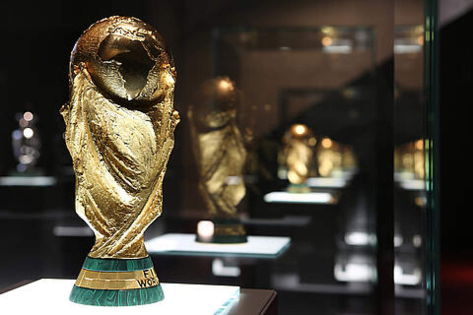 Der WM-Pokal 2014 im Vordergrund, dahinter die übrigen Top-Trophäen der Nationalmannschaft