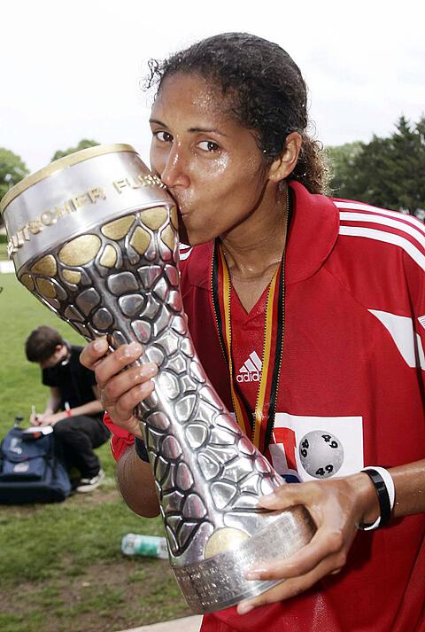 fussballmuseum-hall-of-fame-steffi-jones2.jpg