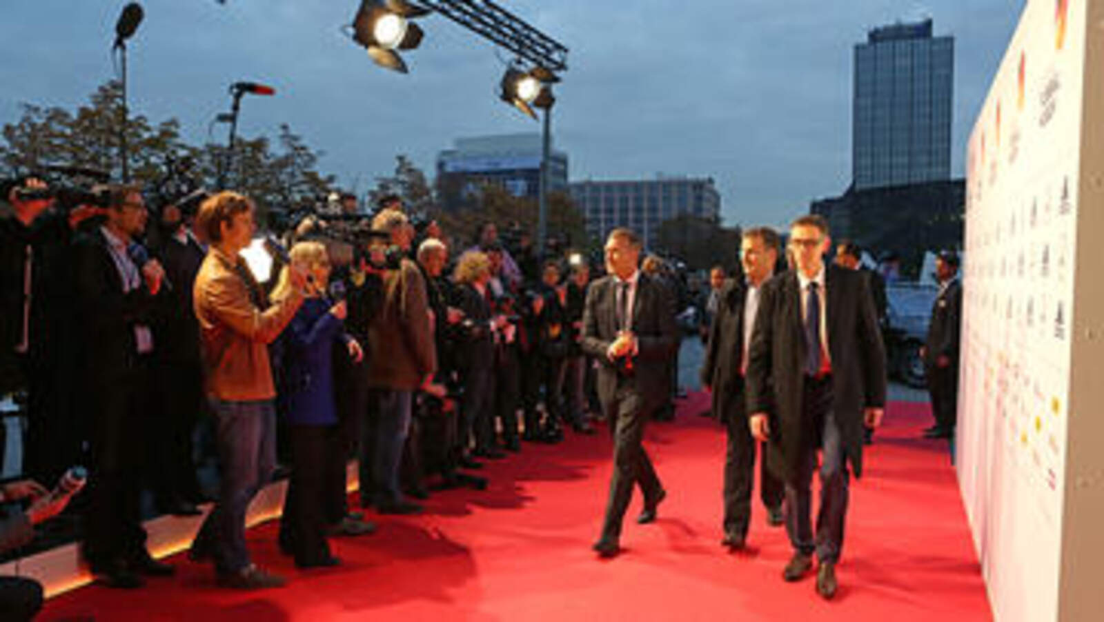 Gäste gehen über den Roten Teppich bei einer Gala im Deutschen Fußballmuseum