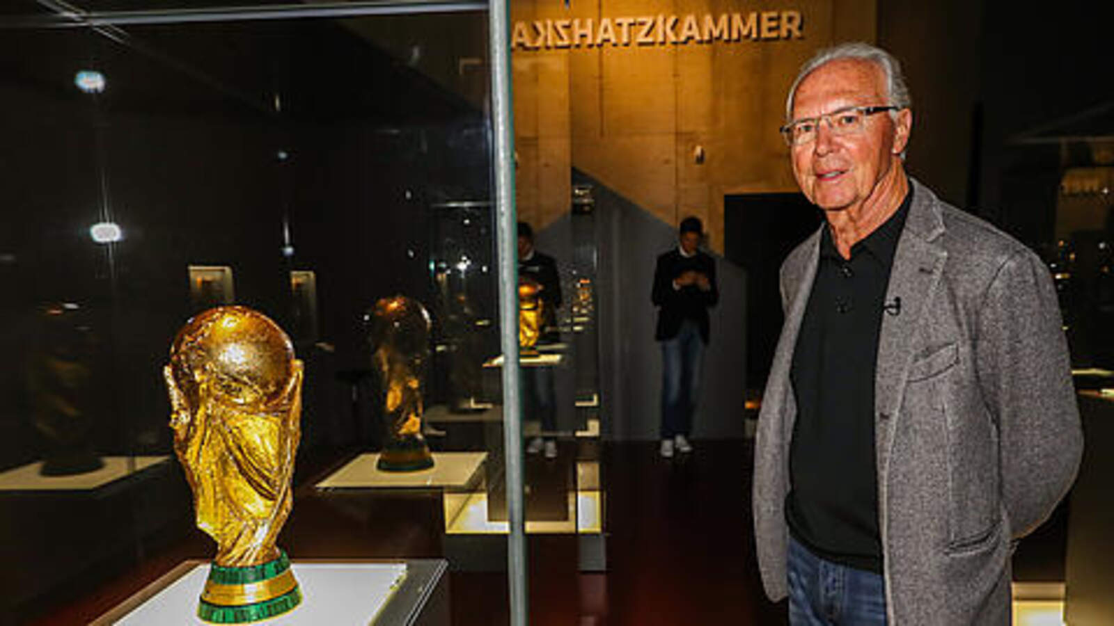[Translate to en:] Franz Beckenbauer steht in der Schatzkammer des Deutschen Fußballmuseums
