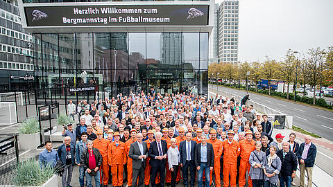 museum-sonderausstellung-schichtwechsel-bergmannstag-gruppe.jpg