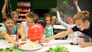 Kinder haben Spaß im Deutschen Fußballmuseum