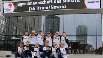 Eine Jugendmannschaft des Monats steht vor dem Deutschen Fußballmuseum