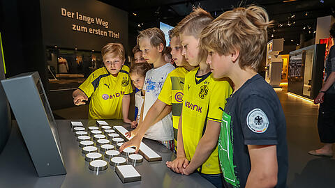 Kinder bedienen eine Schreibmaschine im Bereich Wunder von Bern in der ersten Halbzeit der Dauerausstellung