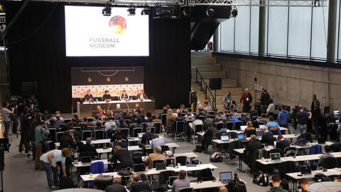 In der Arena sitzen Journalisten bei einer Pressekonferenz des DFB