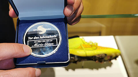 medaille-tor-des-jahrzehnts-mario-goetze-fussballmuseum.jpg