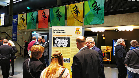 Besucher schauen sich die Ausstellung an
