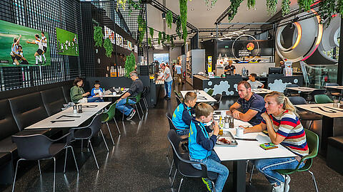 gastronomie-essen-trinken-fussballmuseum-shop-und-bistro-familie-gast.jpg