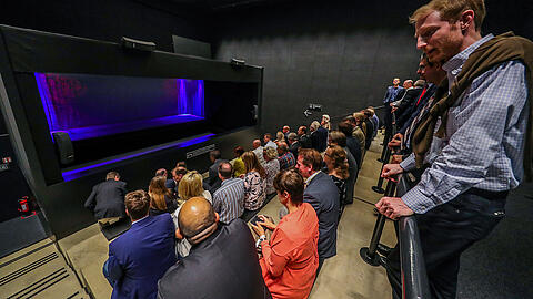 Viele Menschen sitzen im 3D-Kino im Deutschen Fußballmuseum