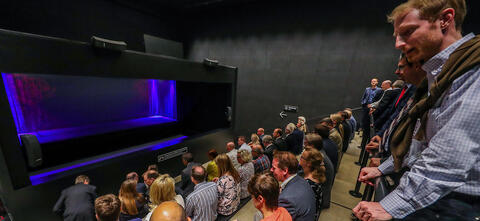 Viele Menschen sitzen im 3D-Kino im Deutschen Fußballmuseum