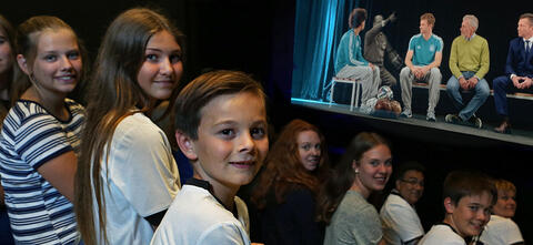 Kinder sitzen im 3D-Kino im Deutschen Fußballmuseum
