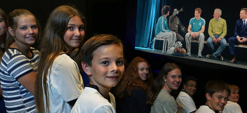 Junge Zuschauer schauen einen Film im 3D-Kino