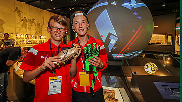 Jugendliche stehen im Bereich Goldene Generation