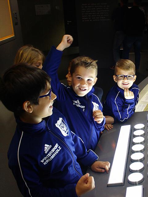3_Jungs_Verein_Herberger_Schreibmaschine.JPG