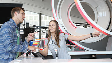 fussballmuseum-museum-eintrittspreise-besucher-foyer.jpg