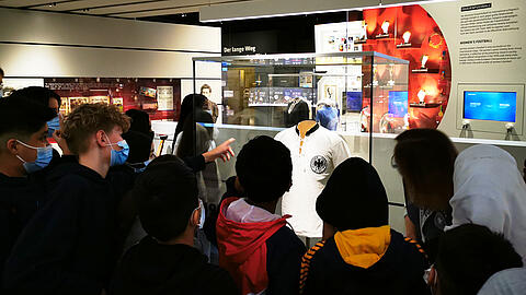 helmut-rahn-schule-fussballmuseum-trikot.jpg