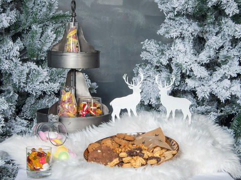 Ein Tisch mit Keksen in weihnachtlicher Deko
