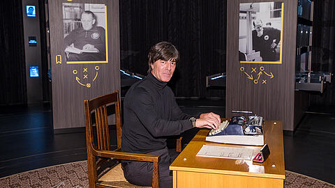 joachim-loew-fussballmuseum-herberger-buecher.jpg