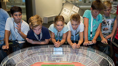 museum-sternstunden-der-nationalelf-1990-kinder.jpg