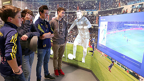 14- und 15-Jährige schauen sich den Champions League Bereich an
