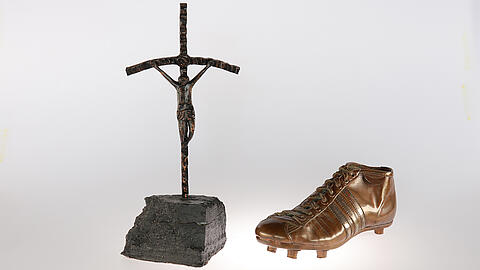 museum-sonderausstellung-schichtwechsel-rahn-schuhe-kreuz.jpg