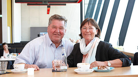 Senioren sitzen bei Kaffee und Kuchen im N11
