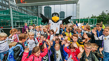 schule-fussballmuseum-kinder-schueler-paule-vorplatz-jubeln.jpg