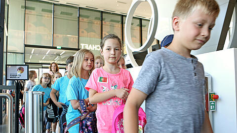 Eine Gruppe Kinder betritt das Deutsche Fußballmuseum
