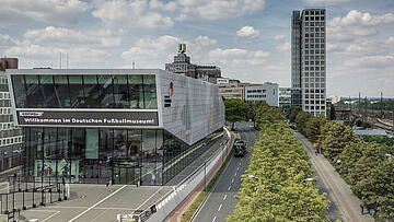 fussballmuseum-museum-anfahrt-fassade-himmel-hcc.jpg
